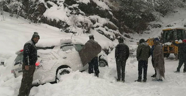 বরফে ঢেকে গেছে শিমলা ও মানালি, ভ্রমণে মানা