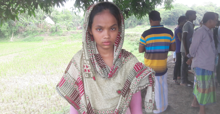 সবাই বাবার আদর পায়, আমি তো বাবা বলে ডাকতে পারি না