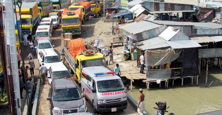 শিমুলিয়ায় নদী পারের অপেক্ষায় ৩ শতাধিক যানবাহন