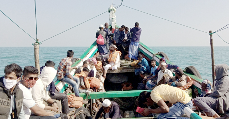 ফিরতে শুরু করেছেন সাগরে বিকল হওয়া জাহাজের পর্যটকরা