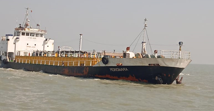 মোংলায় দুর্ঘটনাকবলিত ট্যাংকার থেকে ১৬ নাবিক উদ্ধার