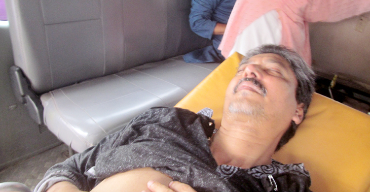 শোক দিবসের আলোচনা সভায় হৃদরোগে আক্রান্ত যশোর বোর্ডের চেয়ারম্যান