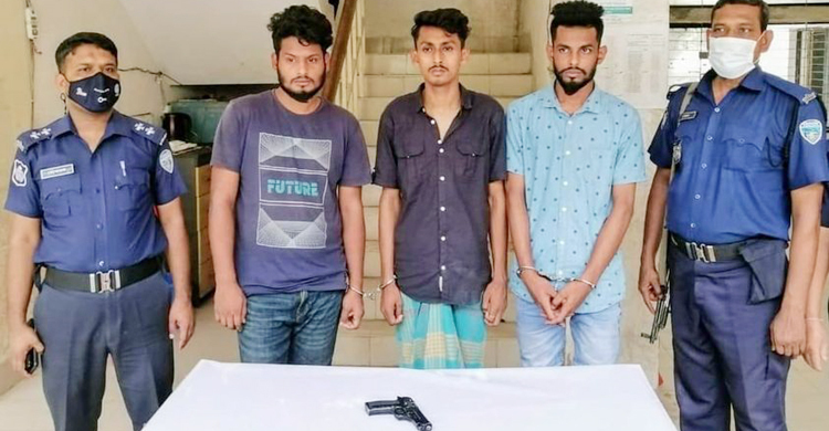 অস্ত্র দিয়ে ফাঁসানোর ভয় দেখিয়ে চাঁদাবাজি, গ্রেফতার ৩