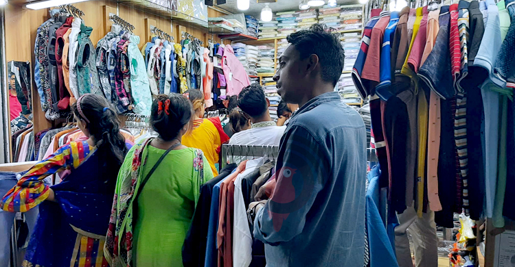 চাঁদরাতে জমজমাট ঈদের কেনাকাটা