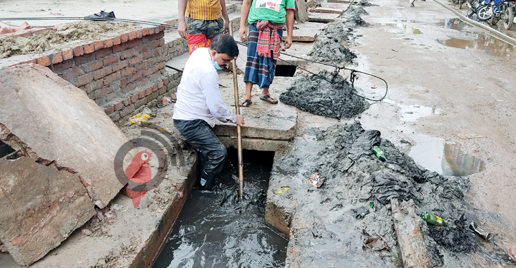 আবর্জনাভর্তি ড্রেনে নামলেন কাউন্সিলর, ৪ ঘণ্টায় পরিষ্কার