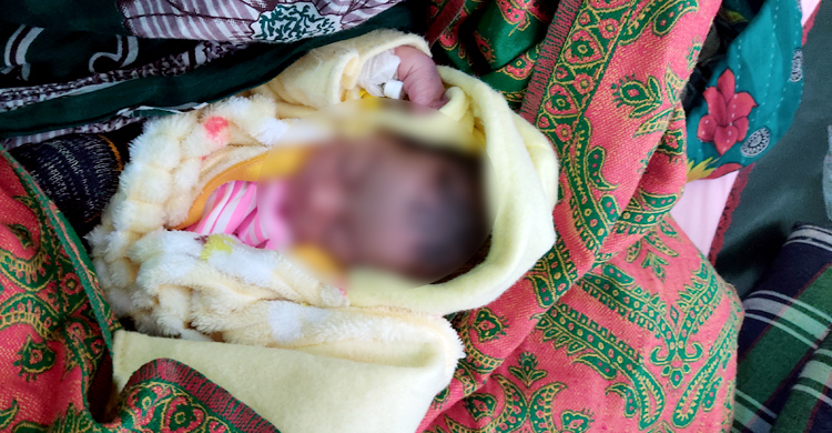 পাথরের ওপর পড়ে থাকা নবজাতককে হাসপাতালে নিলো পুলিশ