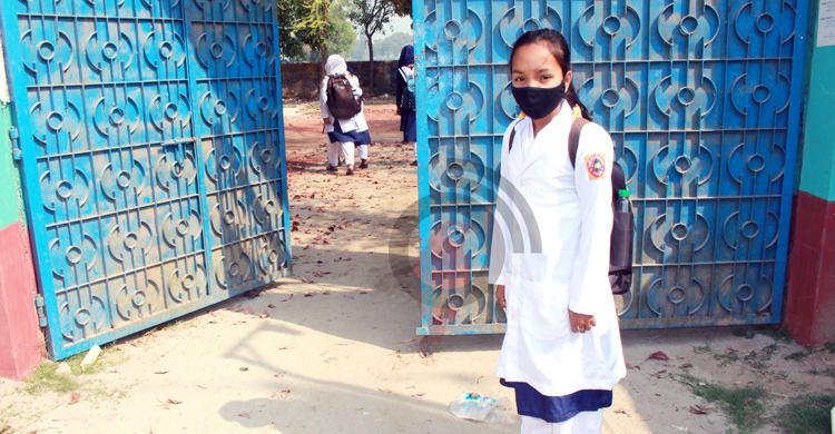 প্রধানমন্ত্রীর দেওয়া ইউনিফর্ম পরে স্কুলে গেলো স্বর্ণা