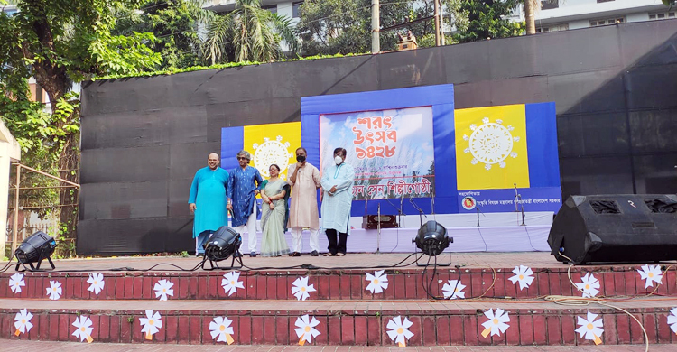 কাশফুল-সাদা মেঘের ভেলা শরতের আগমনের জানান দেয়