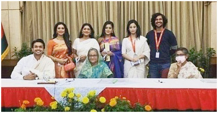 প্রধানমন্ত্রী ও শেখ রেহানার দোয়া নিলেন বঙ্গবন্ধু সিনেমার তারকারা