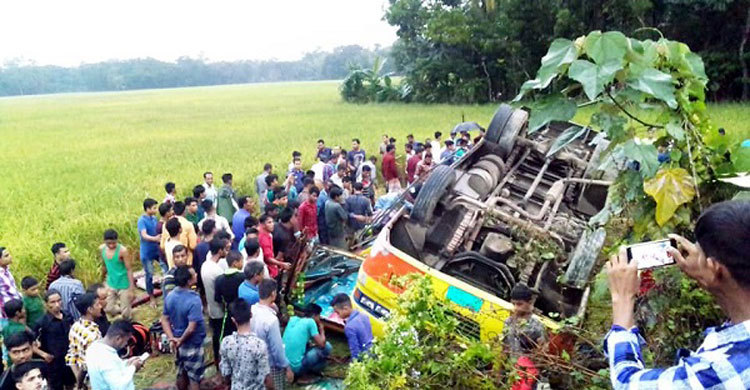 নিয়ন্ত্রণ হারিয়ে ধানক্ষেতে বাস, মা-মেয়েসহ নিহত ৩
