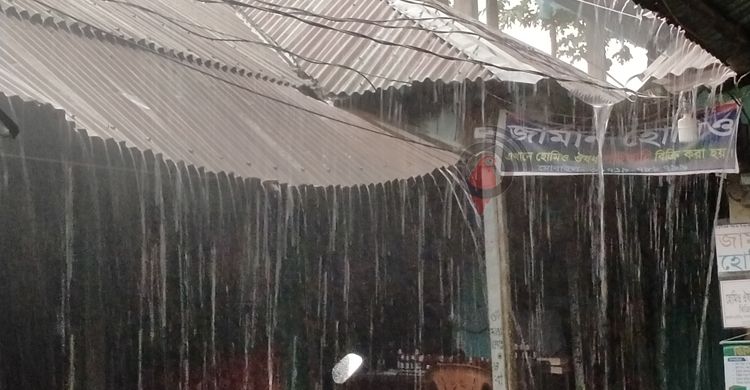 অশনির প্রভাবে সিরাজগঞ্জে মধ্যরাত থেকে বৃষ্টি, বিপর্যস্ত জনজীবন