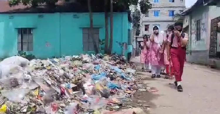 বিদ্যালয়ের পাশে ময়লার ভাগাড়, নাক চেপে যাতায়াত