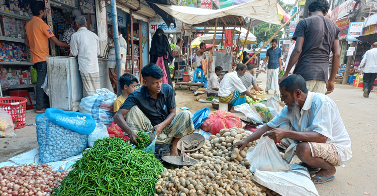 সিরাজগঞ্জে ২ সপ্তাহের ব্যবধানে কমেছে নিত্যপণ্যের দাম