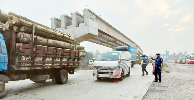 ঈদযাত্রায় ভোগান্তি এড়াতে সিরাজগঞ্জের মহাসড়কে ৫৭২ পুলিশ মোতায়েন