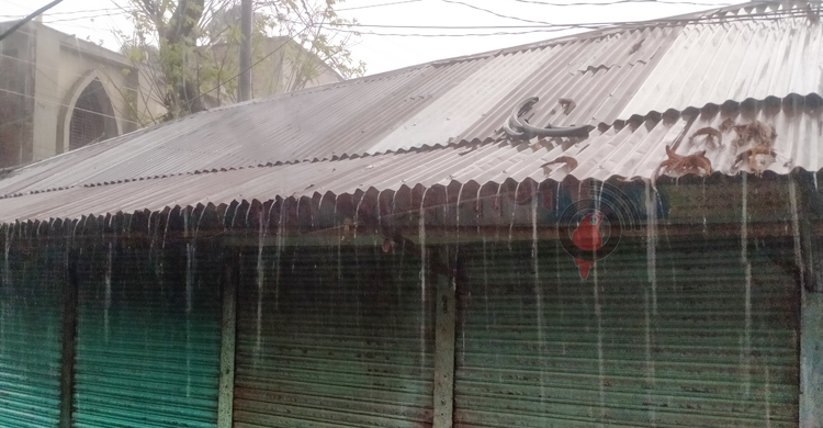 অশনির প্রভাবে সিরাজগঞ্জে মধ্যরাত থেকে বৃষ্টি, বিপর্যস্ত জনজীবন