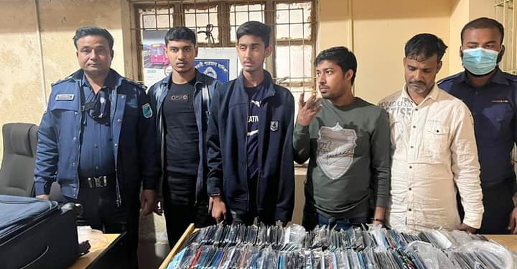 এসআইয়ের বিরুদ্ধে জব্দ মোবাইল-টাকা আত্মসাতের অভিযোগ