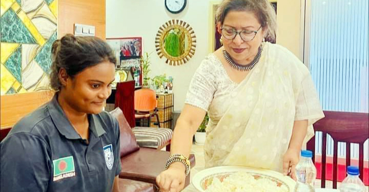 সংবর্ধনা শেষে বাসায় নিয়ে আঁখিকে খাওয়ালেন এমপি কবিতা