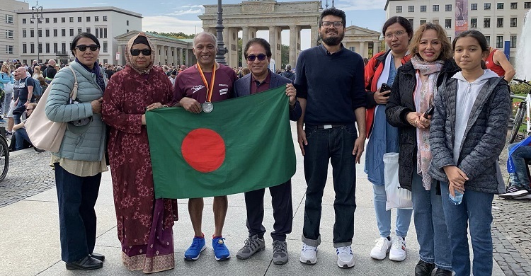 লাল-সবুজের পতাকা নিয়ে বার্লিন ম্যারাথনে শিব শংকর