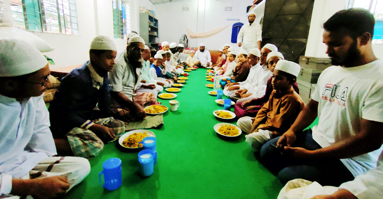শতাধিক এতিমকে ইফতার করাল ‘হীরাঝিল একতা সংঘ’