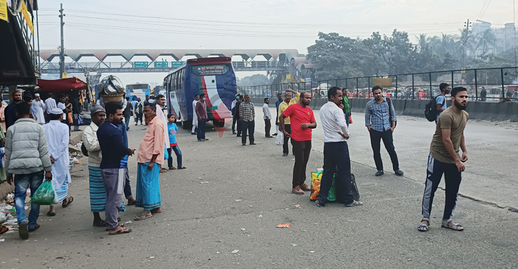 ঢাকা-চট্টগ্রাম মহাসড়কে বন্ধ বাস, গুনতে হচ্ছে বাড়িতে ভাড়া
