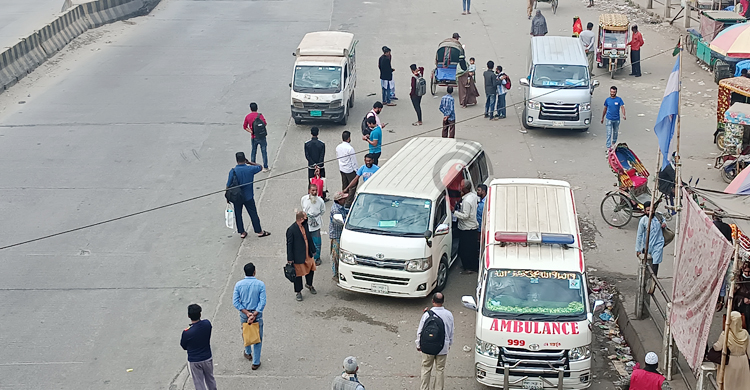 ঢাকা-চট্টগ্রাম মহাসড়কে বন্ধ বাস, গুনতে হচ্ছে বাড়িতে ভাড়া