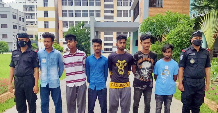 সোনারগাঁয়ে অস্ত্র-ককটেলসহ ৬ যুবক আটক