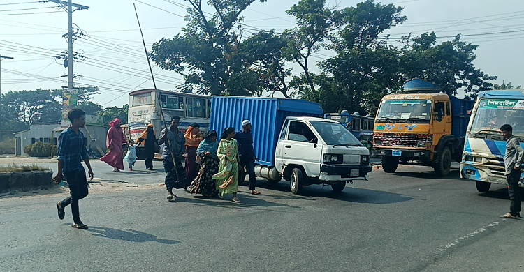 ফুটওভার ব্রিজের অভাবে ঝুঁকি নিয়ে রাস্তা পারাপার