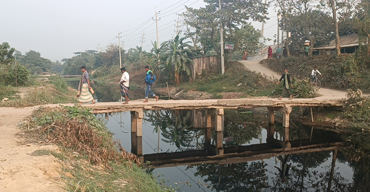 ঝুঁকিপূর্ণ অবস্থায় পড়ে আছে সেতু, দুর্ভোগে এলাকাবাসী