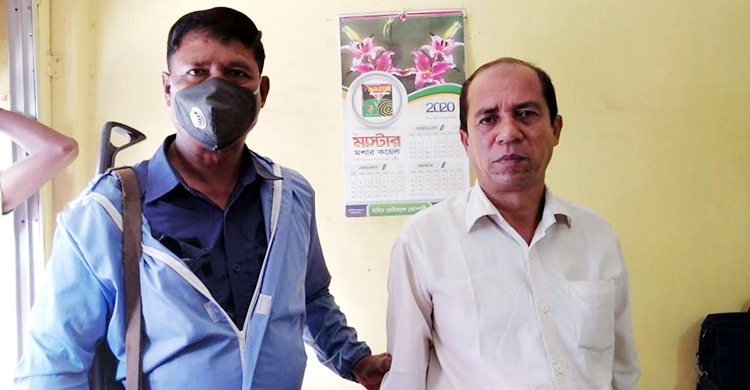 সহায়তা কার্ড দেয়ার নাম করে অর্থ আদায় করছিলেন তিনি