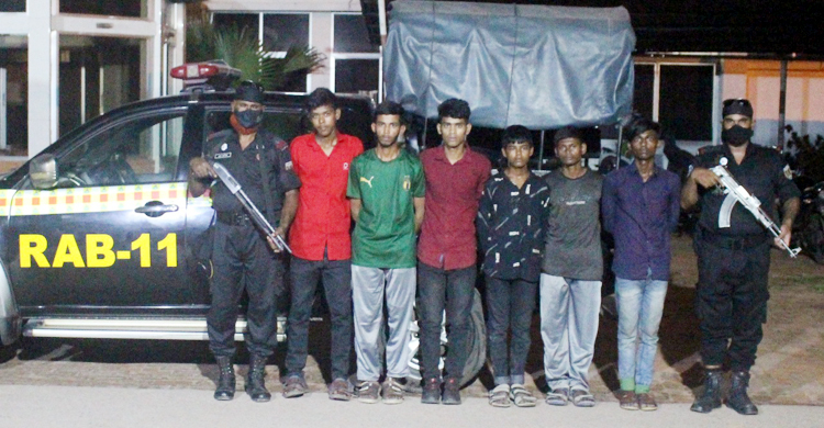 দেশীয় অস্ত্রসহ ‘টাইগার গ্রুপের’ ৬ সদস্য আটক