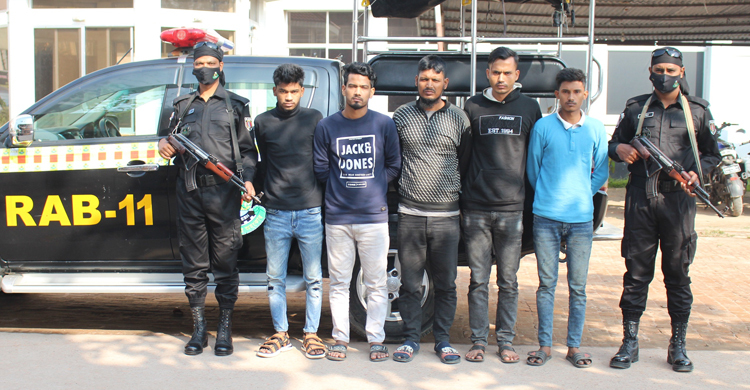 সিদ্ধিরগঞ্জে দেশীয় অস্ত্রসহ ৫ যুবক আটক