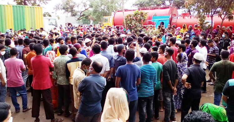 সিদ্ধিরগঞ্জে বেতন-বোনাসের দাবিতে শ্রমিকদের সড়ক অবরোধ