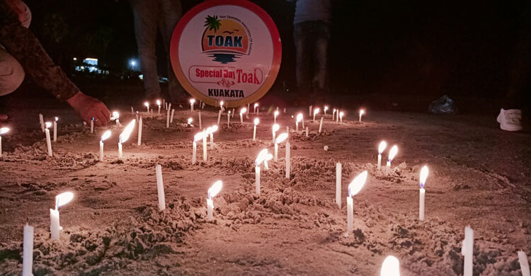 সিডরে নিহতদের স্মরণে কুয়াকাটা সৈকতে মোমবাতি প্রজ্বলন