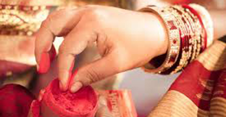 সিঁথিতে সিঁদুর পরিয়ে প্রেমিকাকে ৪ বছর ধরে ধর্ষণ