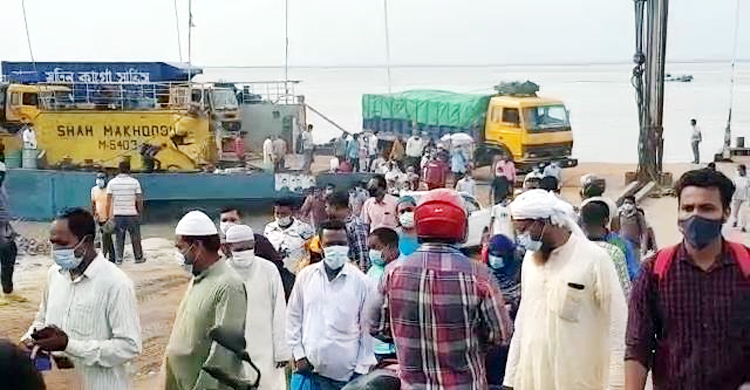 বন্ধের পরও ফেরিতে যাত্রী ও যাত্রীবাহী গাড়ি পারাপার