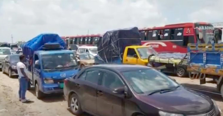 ফেরি স্বল্পতায় শিমুলিয়ায় যানবাহনের দীর্ঘ লাইন