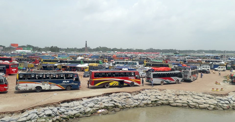 শিমুলিয়া ঘাটে ফেরি পারের অপেক্ষায় ৫ শতাধিক যানবাহন