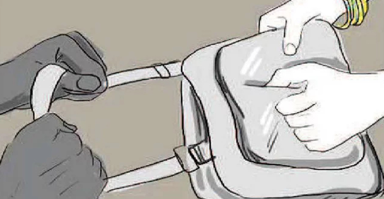 ‘ফুঁ’ দিয়ে টাকা ছিনতাই!