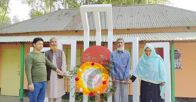 সিরাজগঞ্জে প্রথম ফুল পেল ১৮৩ শহীদ মিনার