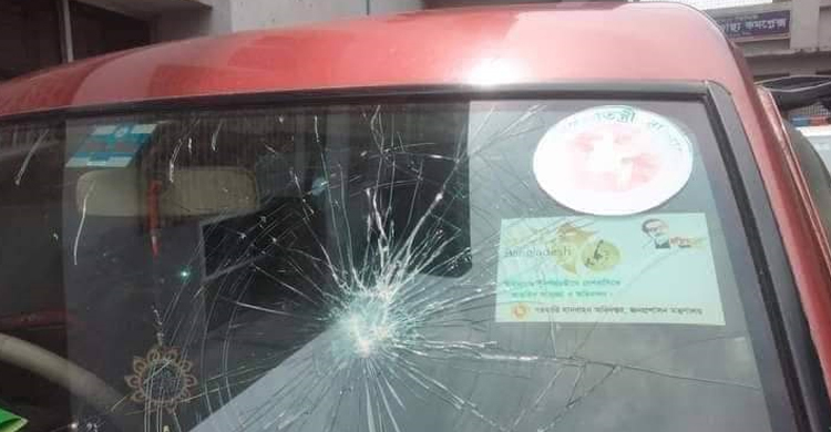 সিরাজগঞ্জে ইউএনওর গাড়ি ভাঙচুর, এসিল্যান্ড আহত