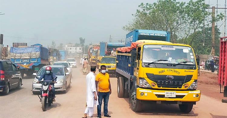 সিরাজগঞ্জ-বগুড়া মহাসড়কে যান চলাচলে ধীরগতি