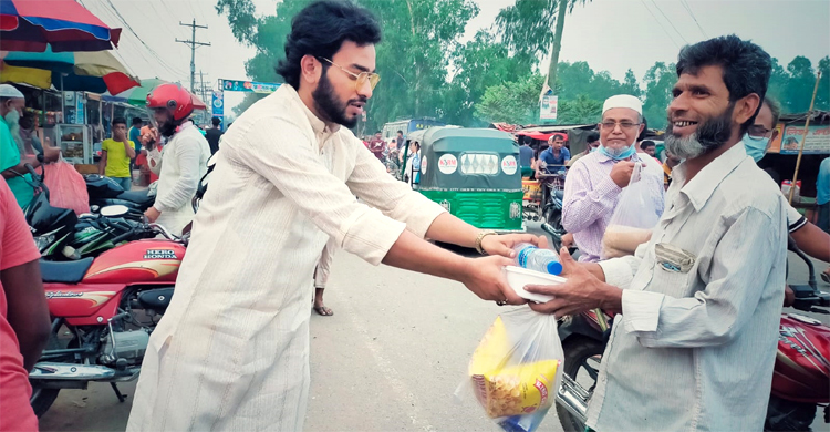 ইফতার পেয়ে খুশি দেড় শতাধিক ভাসমান মানুষ