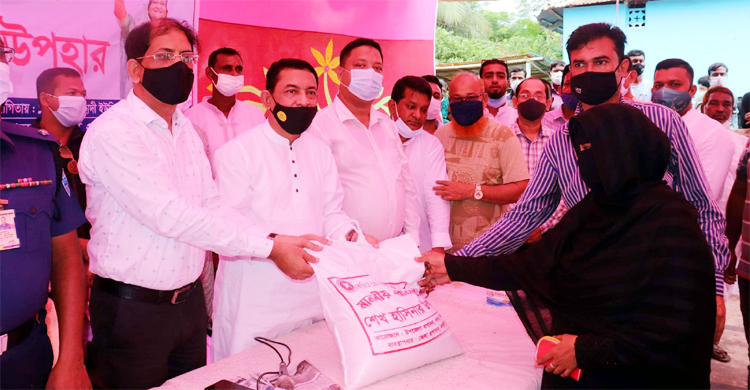 লক্ষ্মীপুরে সাড়ে তিন হাজার অসহায় পেলেন প্রধানমন্ত্রীর উপহার