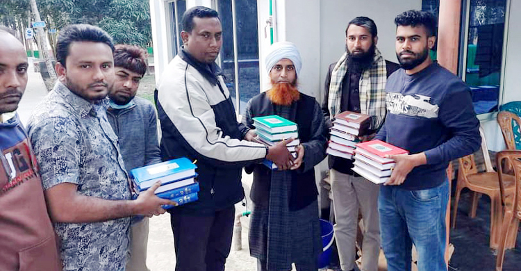ফেসবুকের কল্যাণে কোরআন শরিফ পেল ৪০ মাদরাসাছাত্র