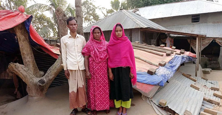 মাটির গর্তে ১৭ বছর ধরে বসবাস: ৪০ হাজার টাকা পেল সেই দম্পতি