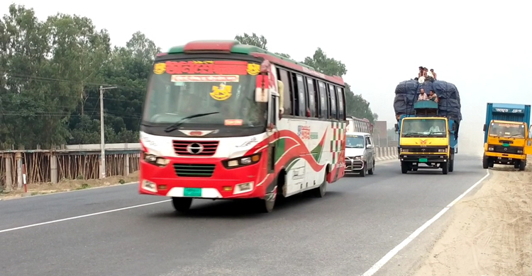সিরাজগঞ্জে মহাসড়কে চাপ থাকলেও যানজট নেই