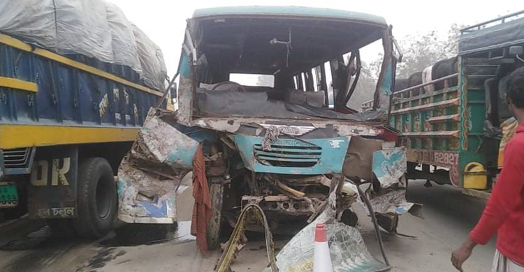 রায়গঞ্জে বাস-ট্রাকের মুখোমুখি সংঘর্ষে বৃদ্ধা ও হেলপার নিহত