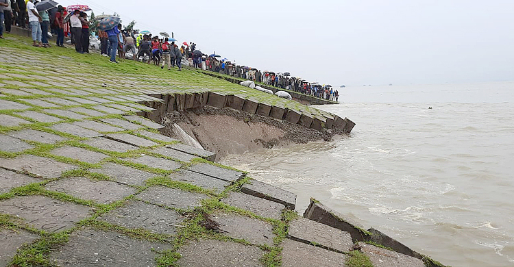 সিরাজগঞ্জ শহররক্ষা বাঁধে ধস
