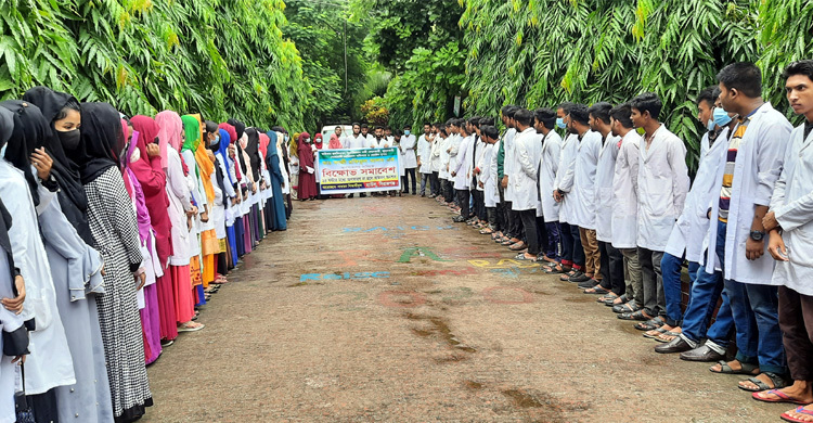 সিরাজগঞ্জে হোস্টেল সুপারের অপসারণ দাবিতে বিক্ষোভ