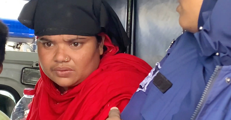 প্রেমের ফাঁদে ফেলে অর্থ আদায়, নারী আটক